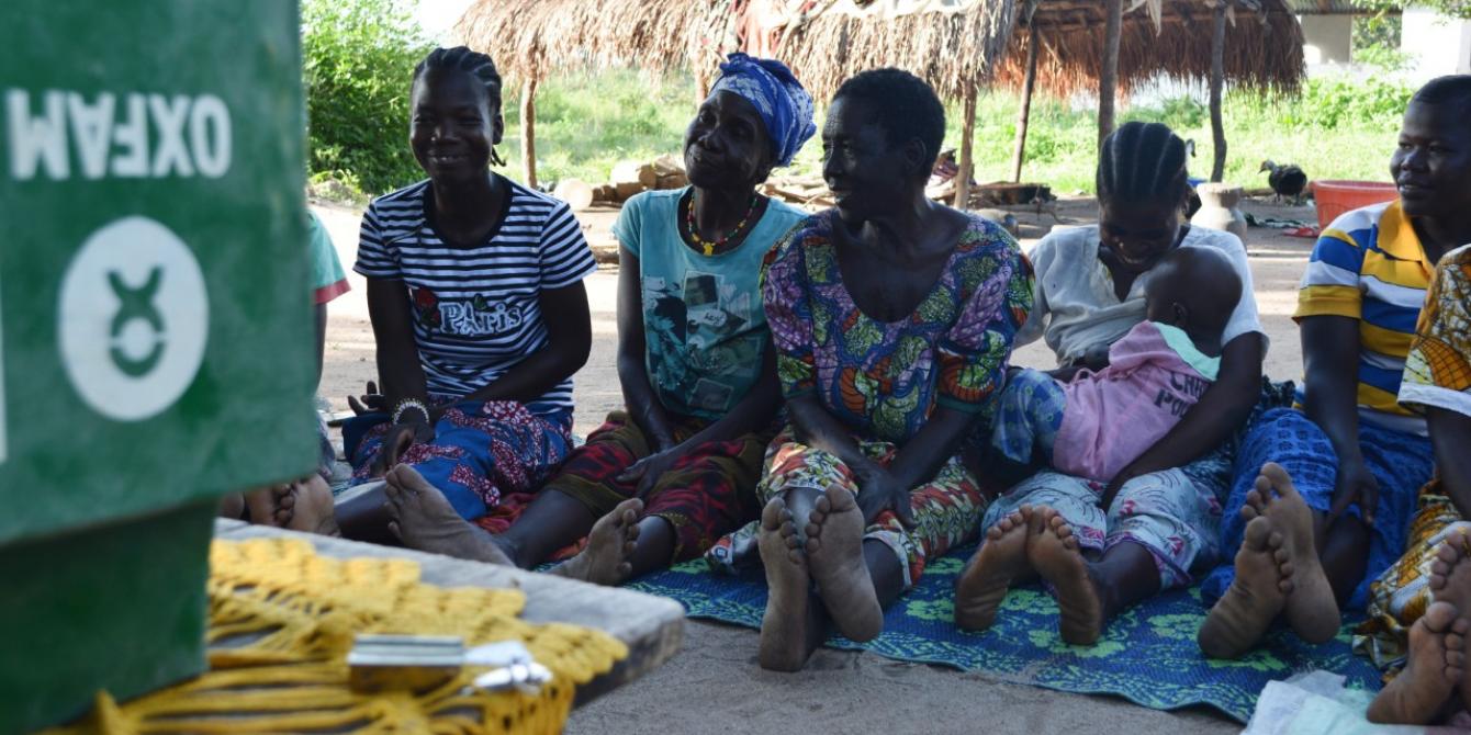 17 septembre 2019 – Les 25 femmes d’un groupement EPC se réunissent chaque semaine pour épargner et se prêter de l’argent mutuellement, au sud de Paoua, dans le nord-ouest de la RCA.© Aurélie Godet/Oxfam Les 25 femmes d’un groupement EPC se réunissent chaque semaine pour épargner et se prêter de l’argent mutuellement, au sud de Paoua, dans le nord-ouest de la RCA.© Aurélie Godet/Oxfam